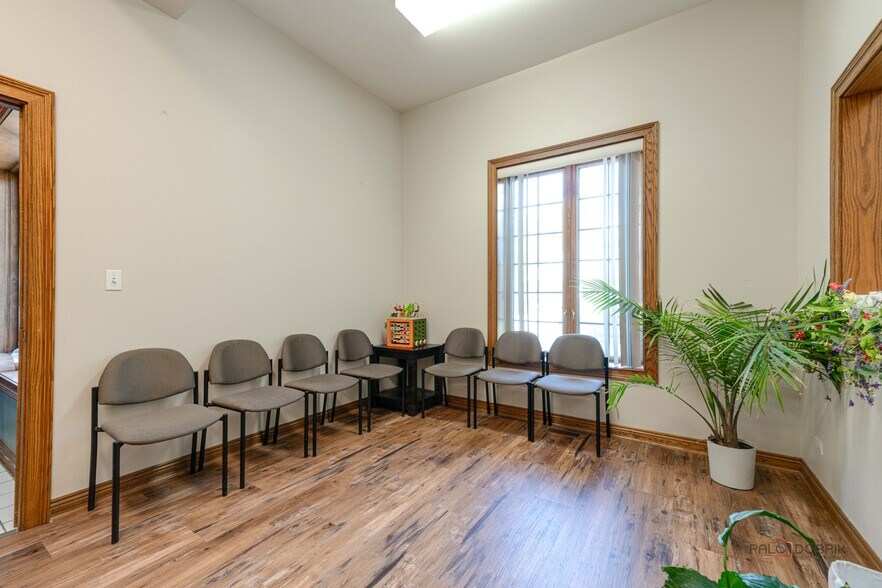 More Photos Of 1017-1019 W Park Ave, Libertyville Medical For Sale