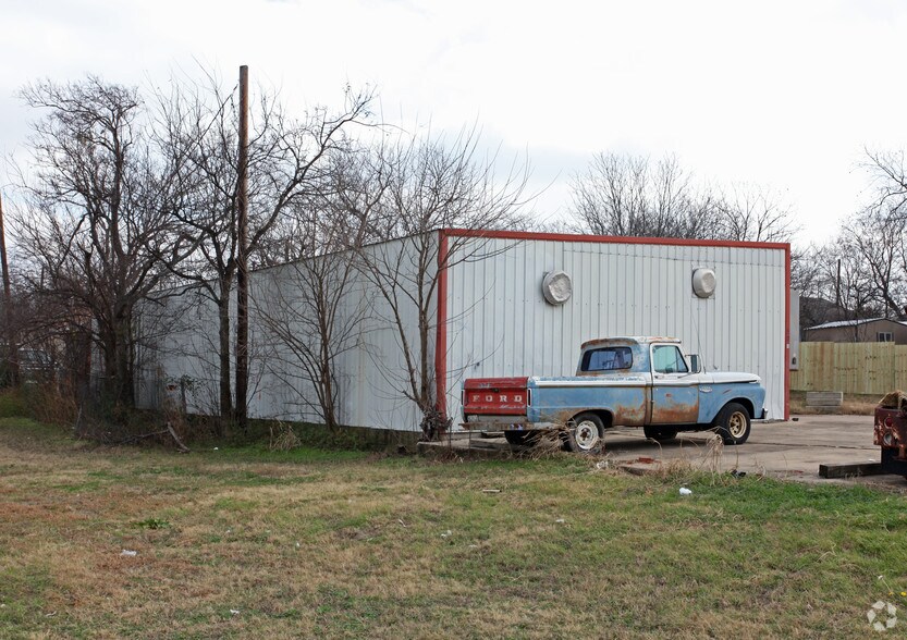 More Photos Of 504 N Breckenridge St, Ennis Warehouse For Sale