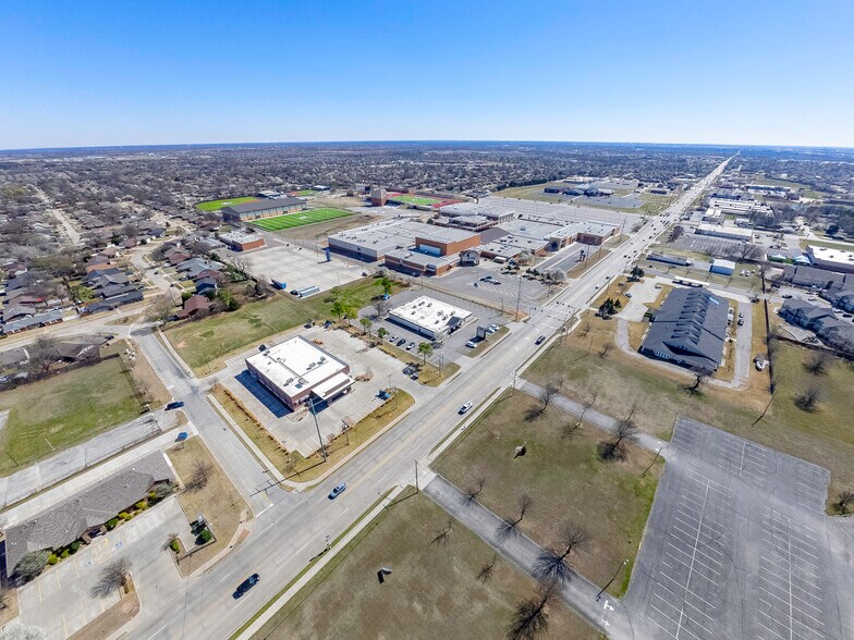 More Photos Of 400 N Eastern Ave, Moore Medical For Sale