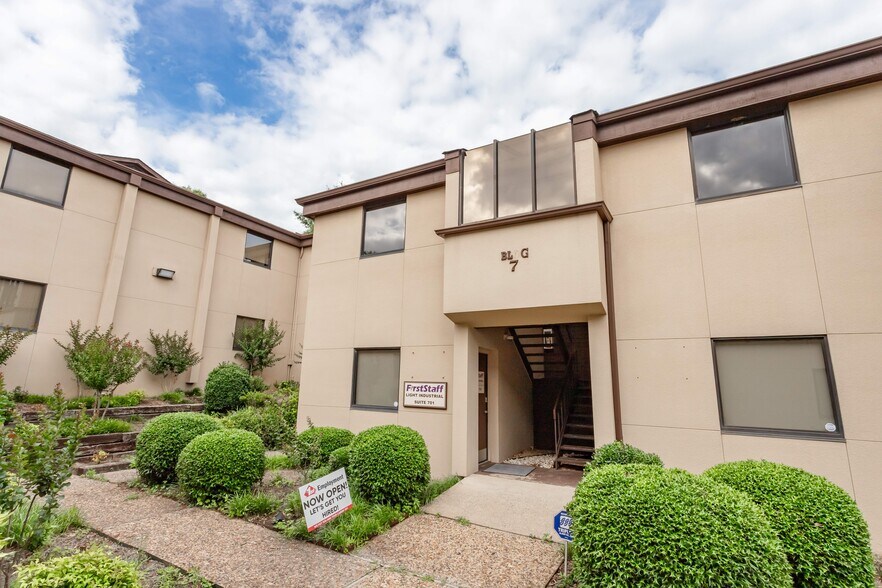 More Photos Of 2024 Arkansas Valley Dr, Little Rock Office For Sale