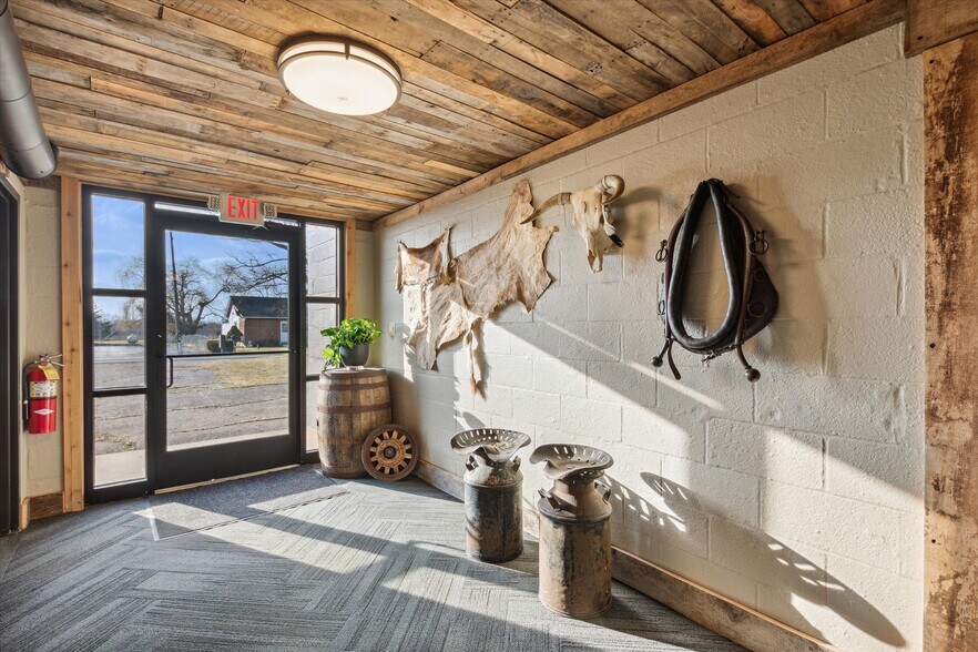 More Photos Of 2045 Bradley Rd, Webberville Showroom For Sale