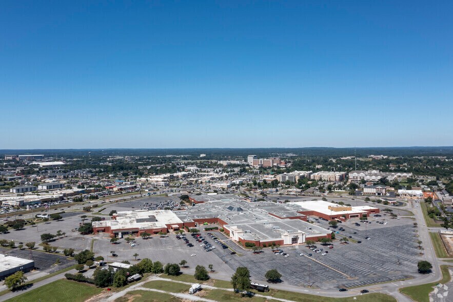 More Photos Of 1701 McFarland Blvd E, Tuscaloosa Storefront For Lease