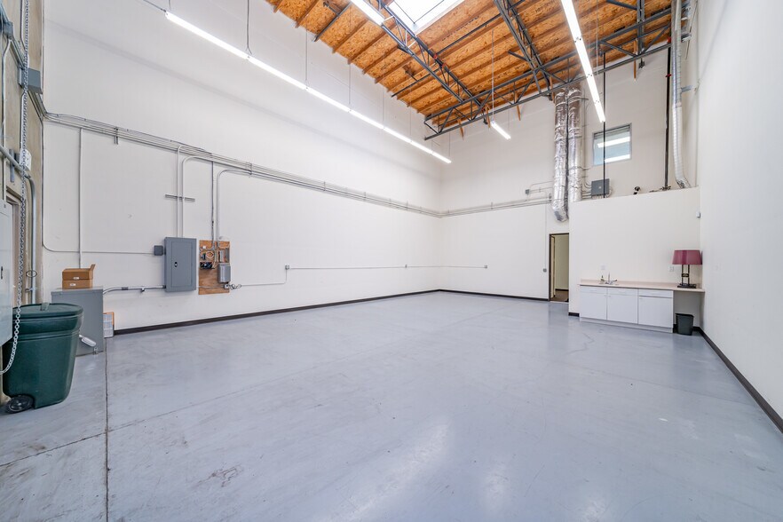 More Photos Of 16190-16220 Scientific Way, Irvine Warehouse For Lease