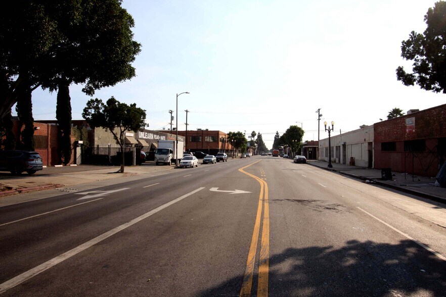 More Photos Of 2300 S Broadway, Los Angeles Manufacturing For Sale