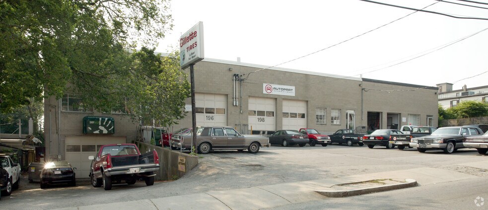 More Photos Of 194-196 Newton St, Waltham Warehouse For Lease