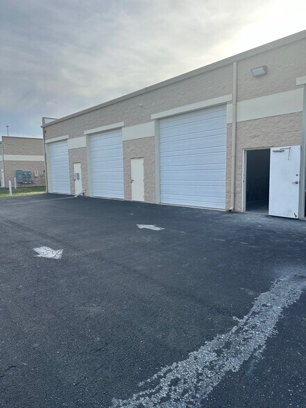 More Photos Of 24690 Sandhill Blvd, Punta Gorda Warehouse For Lease