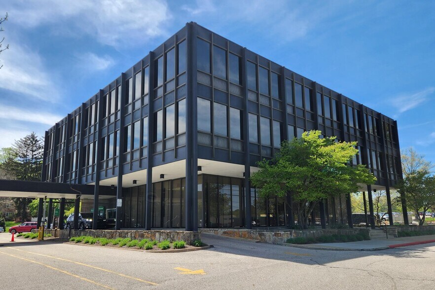 More Photos Of 2770 W Market St, Fairlawn Office For Lease