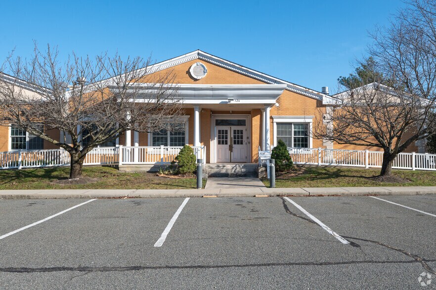 More Photos Of 720 Albin Ave, West Babylon Specialty For Lease