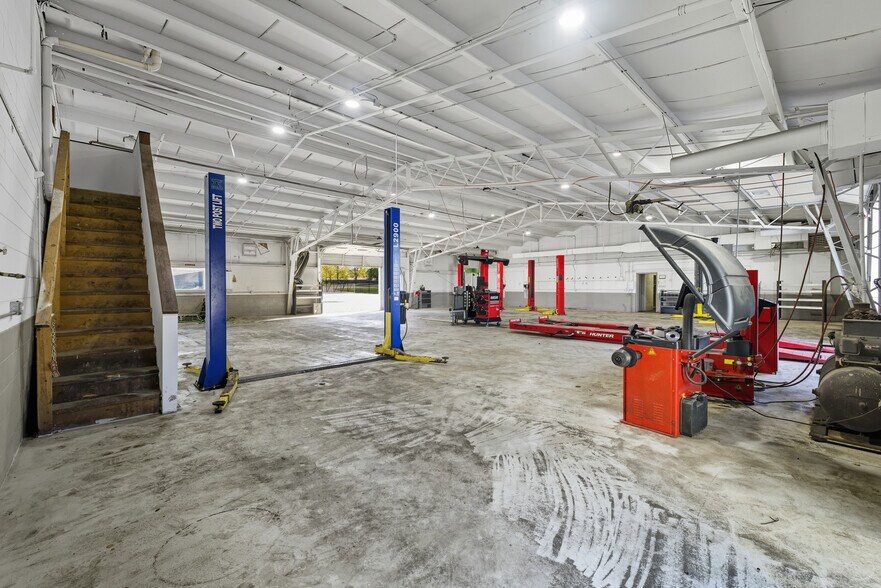 More Photos Of 801 W Grant Hwy, Marengo Showroom For Lease