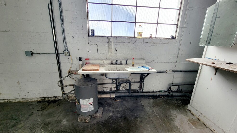 More Photos Of 2060 Warner St NE, Salem Warehouse For Sale
