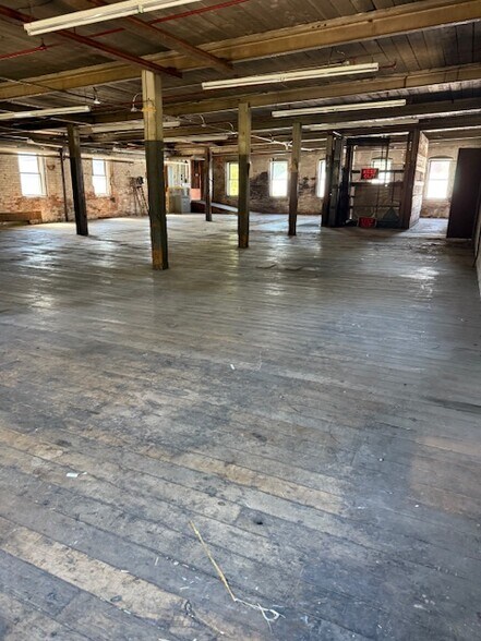 More Photos Of 5-40 Glen Rd, Manchester Warehouse For Lease