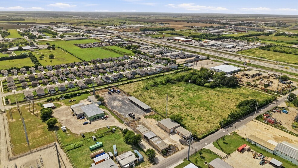 More Photos Of 2476 N Heideke St, Seguin Industrial For Sale