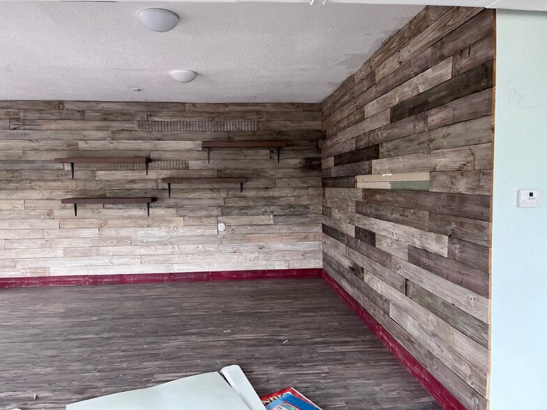 More Photos Of 1401 49th St S, Gulfport Storefront For Sale