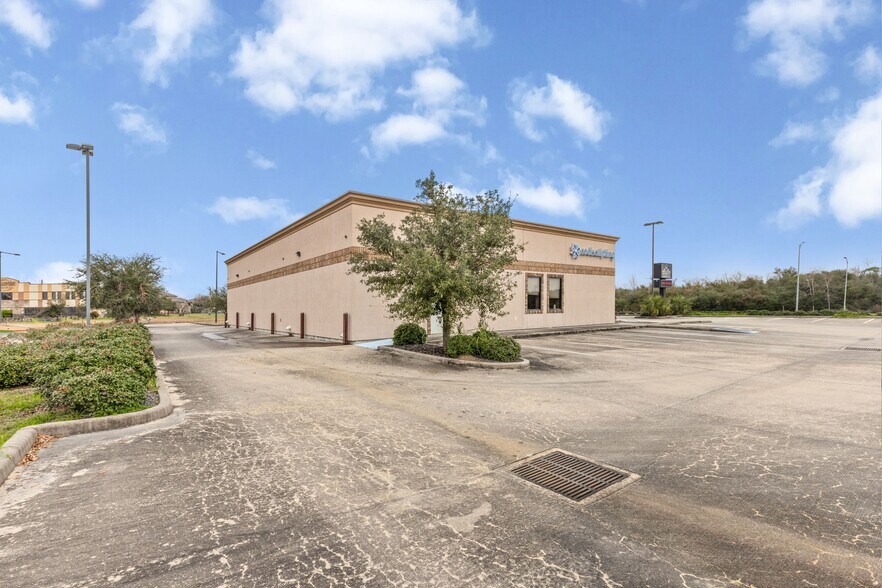 More Photos Of 11464 Space Center Blvd, Houston Freestanding For Lease