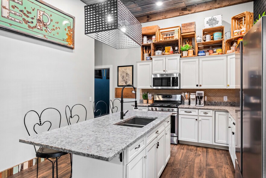 More Photos Of 120 S 3rd St, Victor Restaurant For Sale