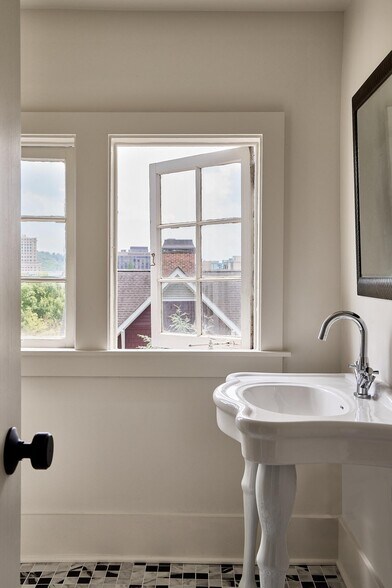 More Photos Of 173 E Chestnut St, Asheville Hotel For Sale