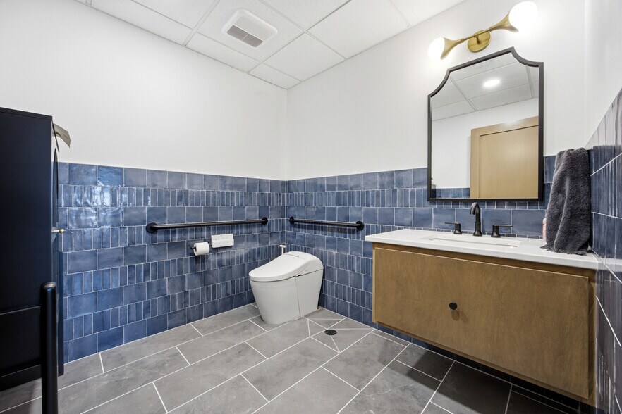More Photos Of 2942 S Fiechtnet Dr, Fargo Warehouse For Sale