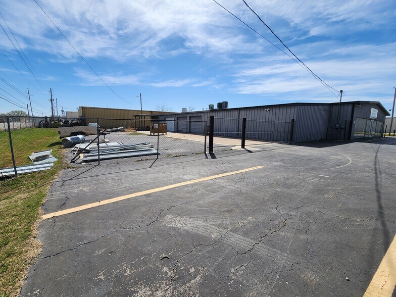 More Photos Of 8804 E 41st St, Tulsa Showroom For Sale