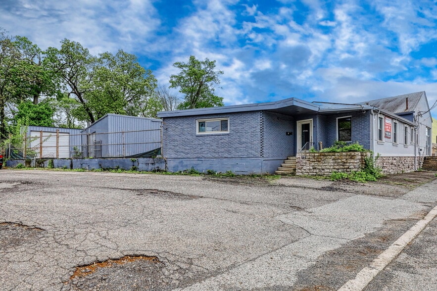 More Photos Of 109-111 Ethel Ave, Hawthorne Warehouse For Sale