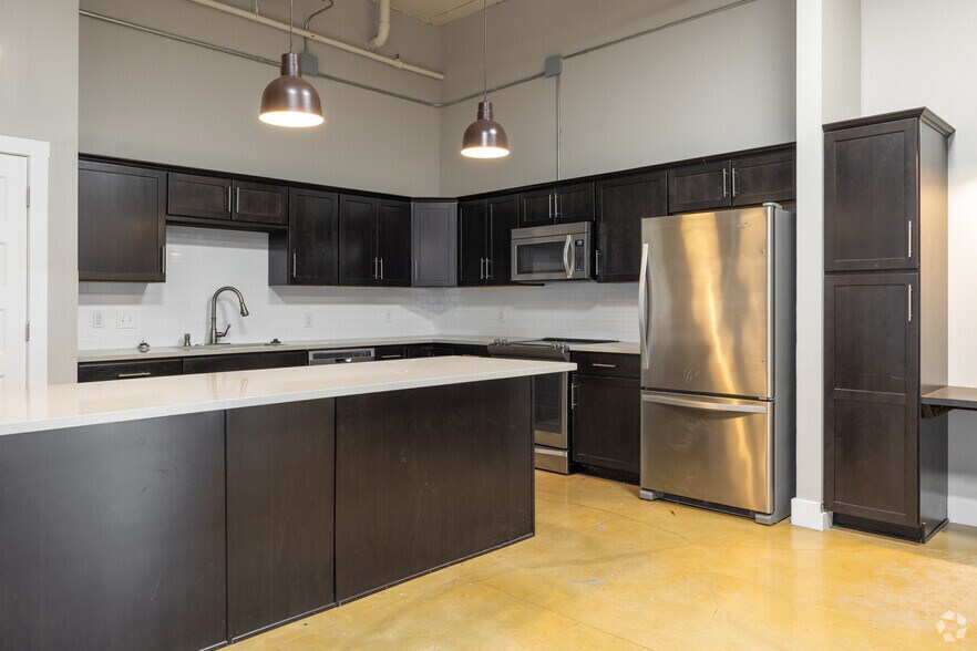 More Photos Of 3363 E Commerce St, San Antonio Unknown For Lease