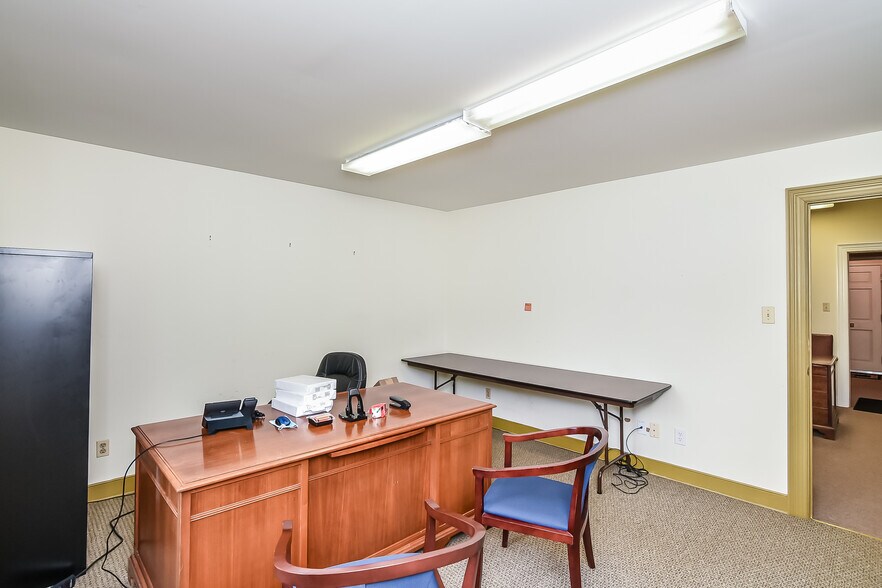 More Photos Of 1900 E Parham Rd, Henrico Office For Sale