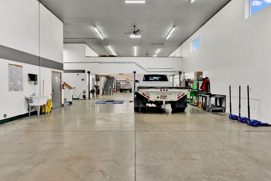 More Photos Of 11445 N Reed Rd, Hayden Warehouse For Lease