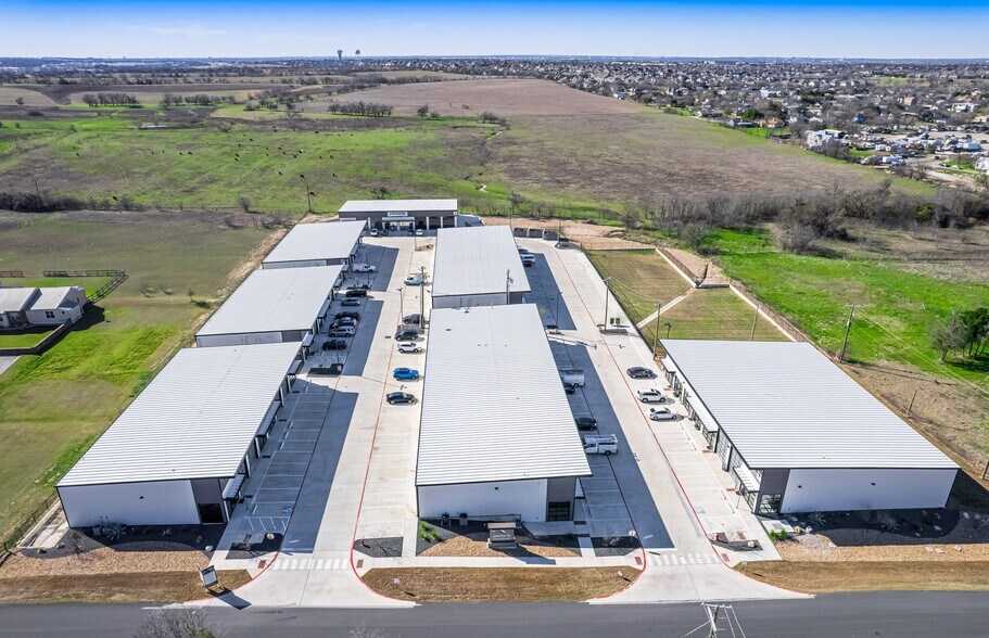 More Photos Of 19832 Panther Dr, Pflugerville Showroom For Lease