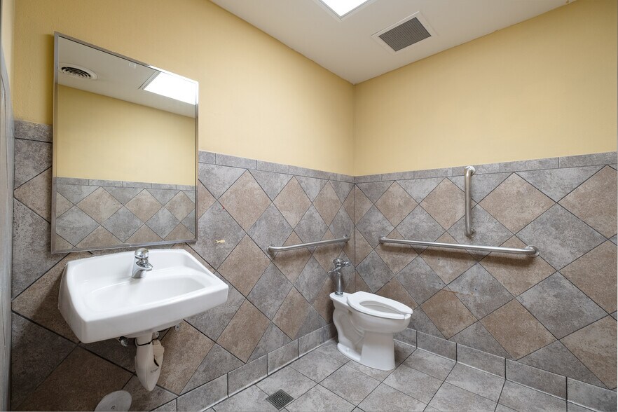 More Photos Of 101 W Lind St, Mankato Fast Food For Lease