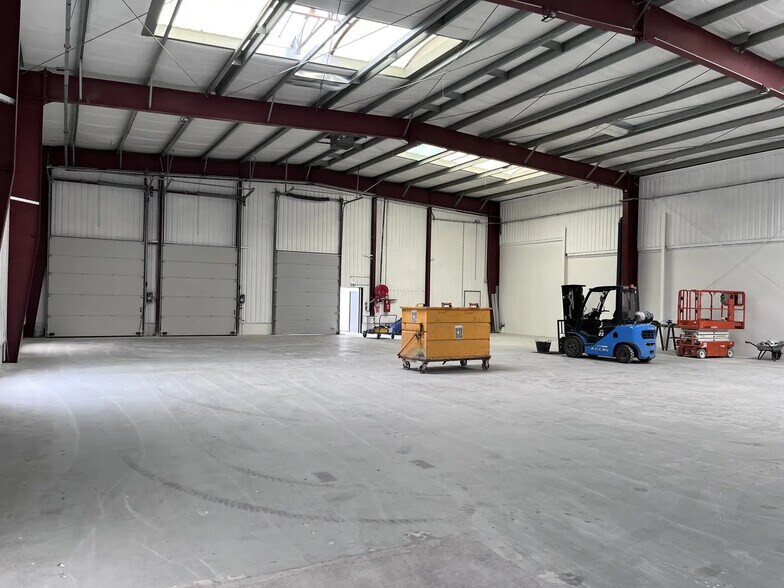 Primary Photo Of 62 Avenue D'Orleans, Beaugency Flex For Lease