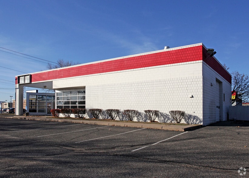 More Photos Of 1955 County Road D E, Maplewood Auto Repair For Lease