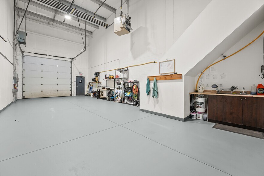 More Photos Of 353-359 Saunders Rd, Barrie Light Distribution For Sale