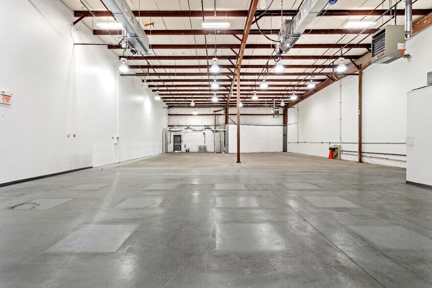 More Photos Of 3 Nami Ln, Hamilton Light Distribution For Lease