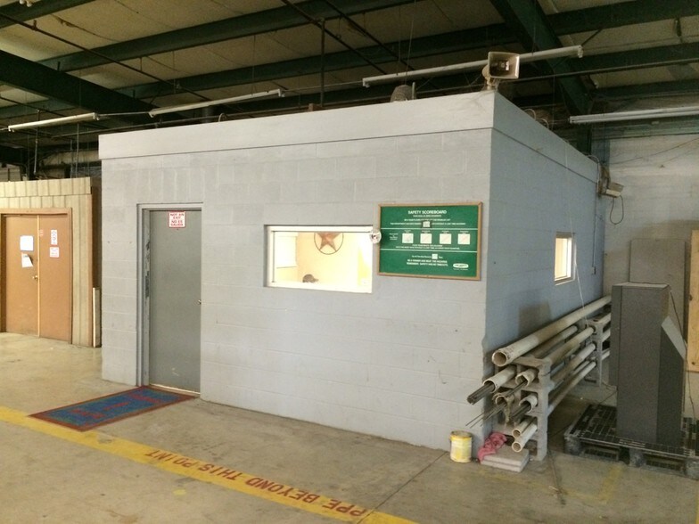 More Photos Of 1301 East Ave, Carrizo Springs Warehouse For Lease