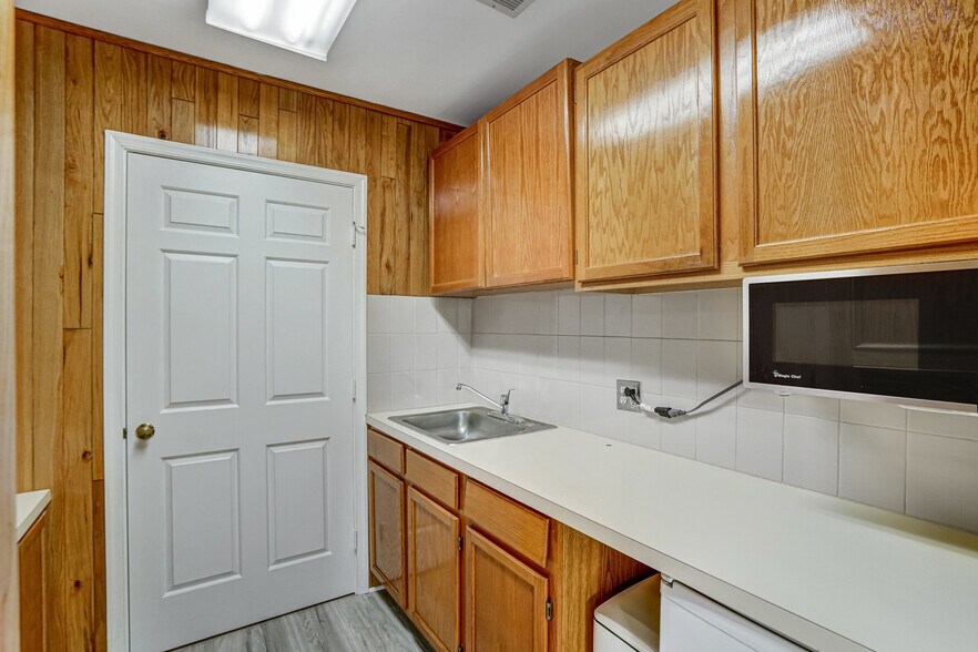 More Photos Of 4314-4330 Evergreen Ln, Annandale Office For Sale