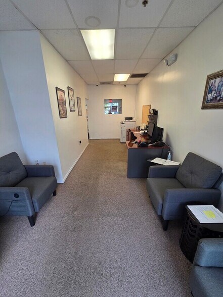 More Photos Of 7810 Kingspointe Pky, Orlando Warehouse For Lease