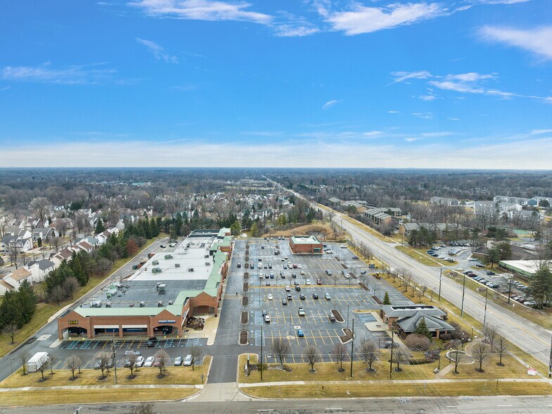 More Photos Of 27616-27690 Middlebelt Rd, Farmington Hills Freestanding For Lease
