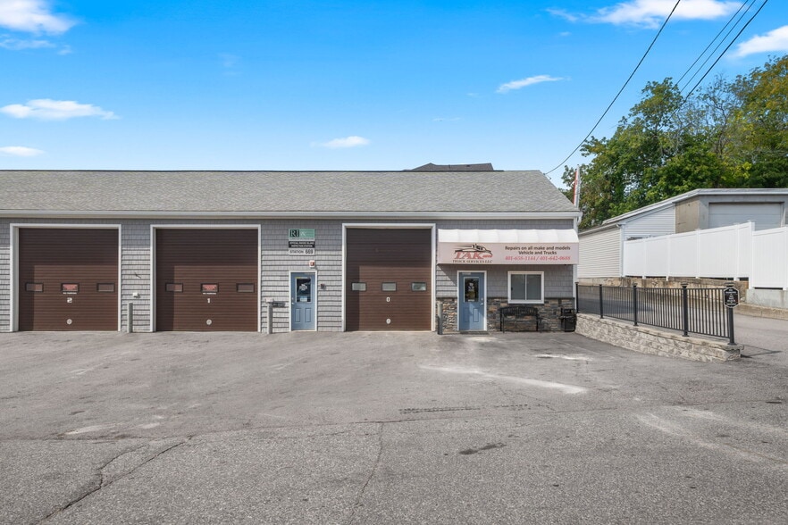 Primary Photo Of 25 Grand Ave, Cumberland Auto Repair For Lease