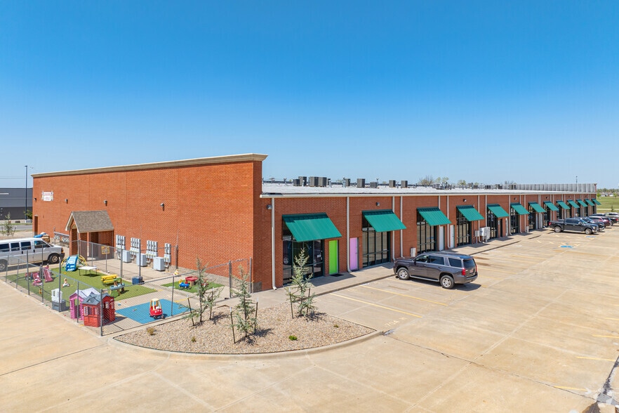 More Photos Of 1700-1704 S Broadway St, Moore General Retail For Lease