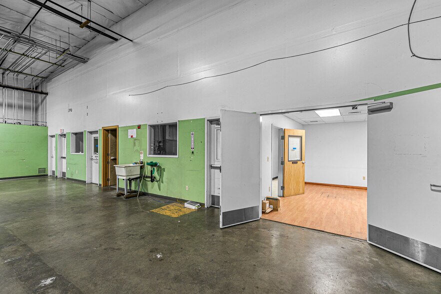 More Photos Of 1990 NW Washington Blvd, Grants Pass Warehouse For Sale