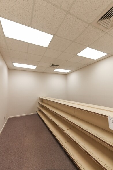More Photos Of 409 Chicago Dr, Fayetteville Flex For Lease