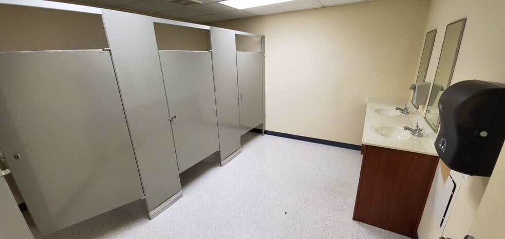 More Photos Of 3619 Richmond Hwy, Stafford Light Distribution For Lease