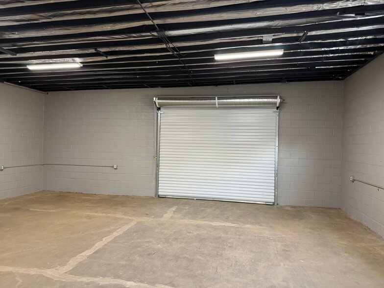 More Photos Of 14641-14643 Lull St, Van Nuys Warehouse For Lease