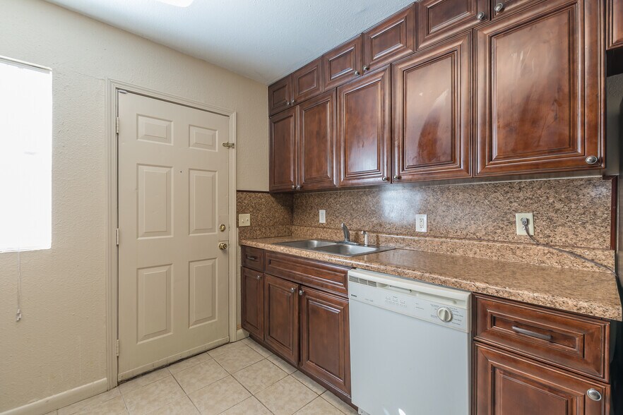 More Photos Of 1204-1216 Lakeview Dr NW, Conyers Apartments For Sale
