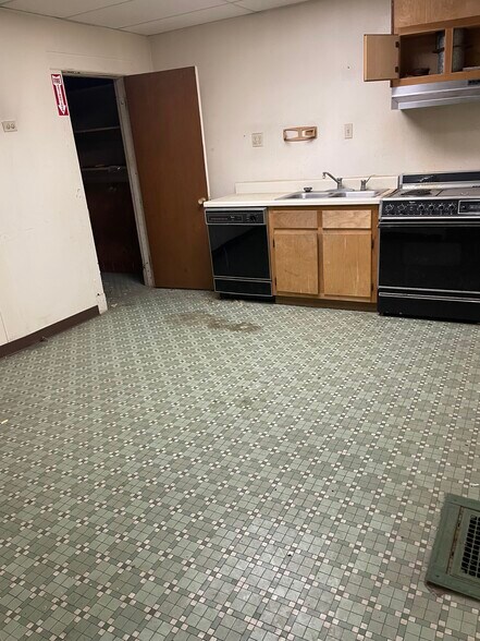 More Photos Of 1063 E Parkway South, Memphis Flex For Sale