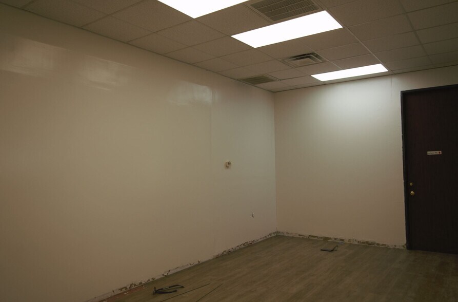 More Photos Of 10850 Wilcrest Dr, Houston Light Distribution For Lease