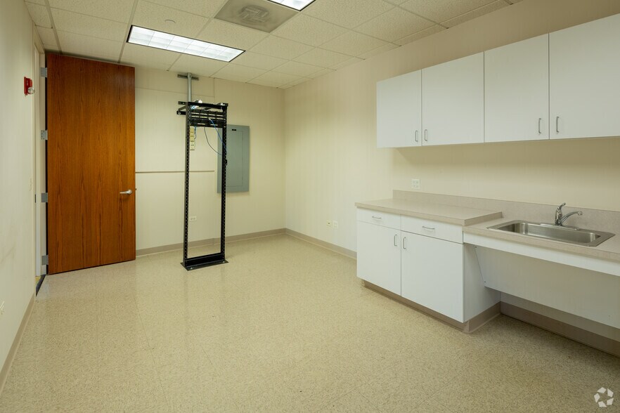 More Photos Of 450-500 E Diehl Rd, Naperville Unknown For Lease