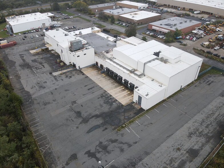 More Photos Of 33 Rajon Rd, Bayport Manufacturing For Lease