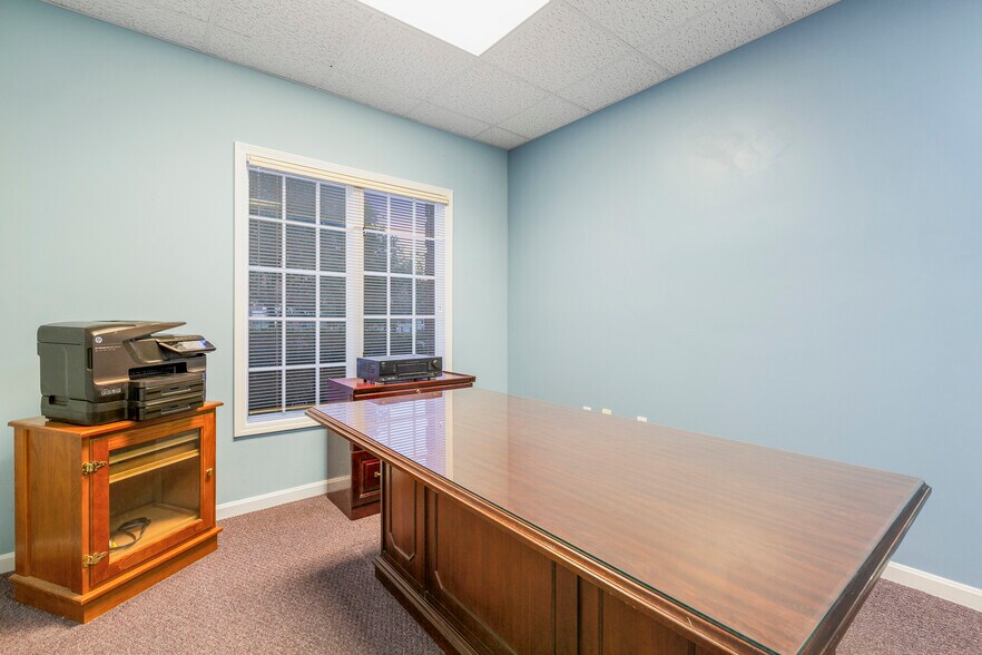 More Photos Of 3044 Breckenridge Ln, Louisville Office Residential For Sale