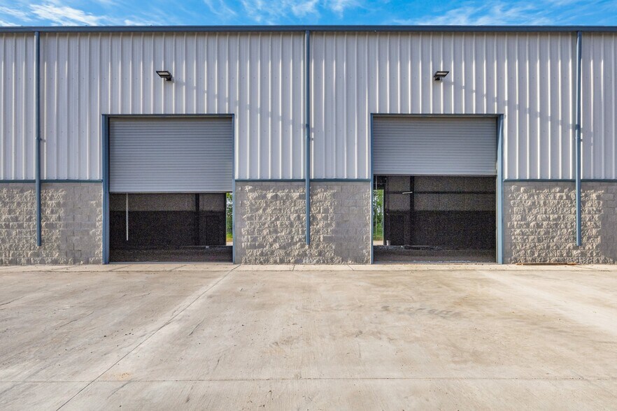 More Photos Of 1070B Progress Dr, Clarksville Warehouse For Lease