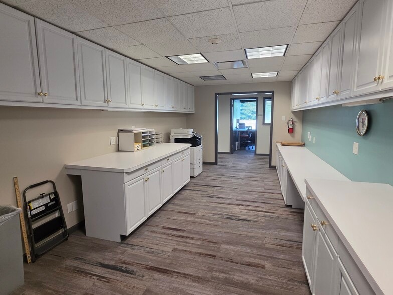 More Photos Of 6610 N Shadeland Ave, Indianapolis Office For Sale